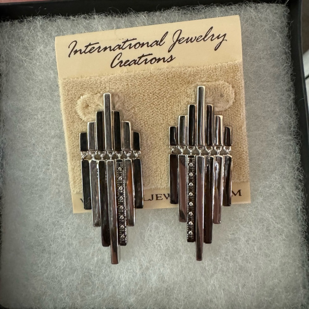NWT Unique silver with tiny crystal earrings
